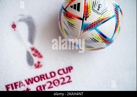 PARIGI, FRANCIA, 30 OTTOBRE 2022: Coppa del mondo FIFA 2022 in Qatar. Logo ufficiale del Campionato del mondo di calcio su coperta bianca. Coppa del mondo ufficiale Adidas F. Foto Stock