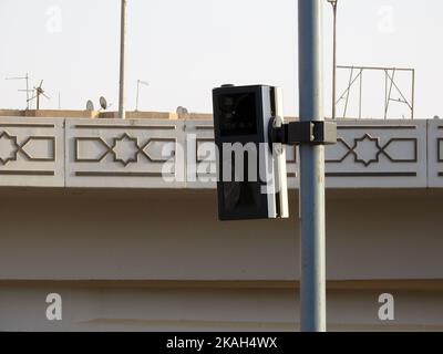 Un radar a infrarossi per il traffico, una telecamera Speed Trap pronta per monitorare i veicoli che superano il limite di velocità, un radar fotografico fisso per la velocità moderna e per il monitoraggio del dif Foto Stock