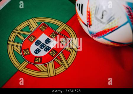 QATAR, DOHA, 18 OTTOBRE 2022: Bandiera del Portogallo e pallone ufficiale della Coppa del mondo di calcio Adidas al Rihla. E logo della Coppa del mondo FIFA in Qatar 2022 Foto Stock