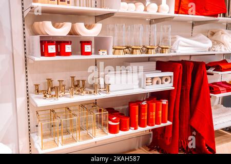 Vista dell'assortimento di decorazioni per un intimo negozio interno nei negozi del centro commerciale. Accessori per la casa e prodotti per la casa per la sala da pranzo in magazzino di Foto Stock