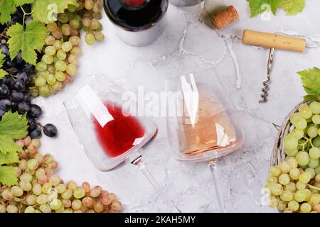 Bottiglie e bicchieri di vino bianco, rosa e rosso. Giacitura piatta Foto Stock