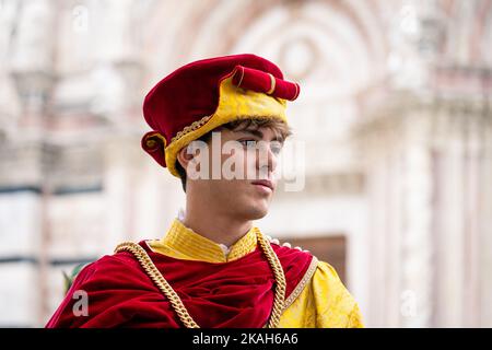 Siena, Toscana, Italia - Agosto 15 2022: Membro di Istrice o Porcupine Contrada in costume storico rinascimentale al Palio di Siena Foto Stock