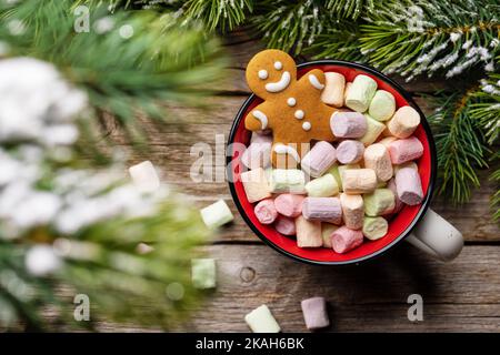 Pan di zenzero in una tazza con marshmallow. Vacanze di Natale Foto Stock