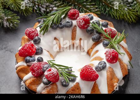 Torta di Natale con lampone, mirtillo e rosmarino Foto Stock