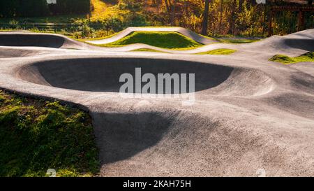 Pista ciclabile esterna in asfalto circondata dalla natura a Polanka Wielka, Polonia. Foto Stock