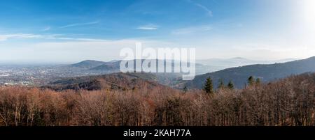 Vista panoramica sui Monti Beskidy e sulla città di Bielsko-Biala vista dalla torre di osservazione sul Monte Szyndzielnia. Bellissimo giorno d'autunno. Foto Stock