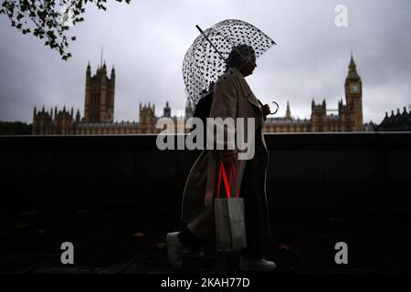 Pendolari con ombrelloni in una mattina piovosa a Westminster, Londra. Data immagine: Giovedì 3 novembre 2022. Foto Stock