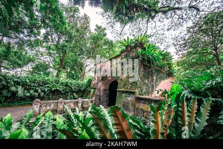 Fort Gate presso il Fort Canning Park. Questo parco è un iconico punto di riferimento in cima a una collina a Singapore. Foto Stock