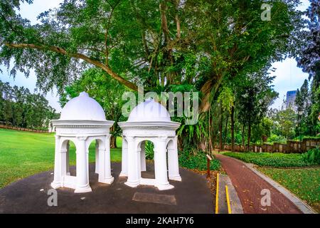 Le cupolas - architettura coloniale a Fort Canning Park. Questo parco è un iconico punto di riferimento in cima a una collina a Singapore. Foto Stock