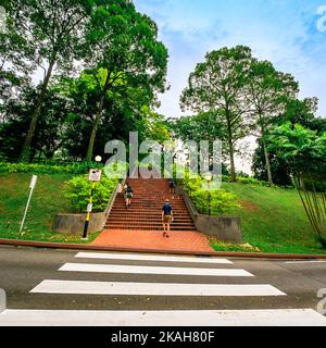 Scala dalla scala a chiocciola che conduce in salita al Parco di Fort Canning. Questo parco è un iconico punto di riferimento in cima a una collina a Singapore. Foto Stock