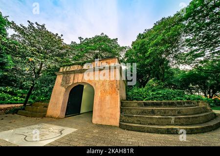 Fort Gate presso il Fort Canning Park. Questo parco è un iconico punto di riferimento in cima a una collina a Singapore. Foto Stock
