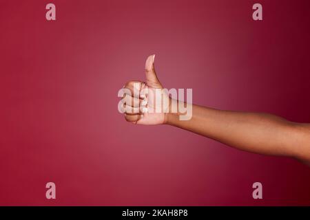 Pollici in su, sì e segno di mano di accordo di una donna nera che mostra il sostegno, la motivazione e il successo. Grazie, obiettivo e felice vincitore mani gesto a. Foto Stock