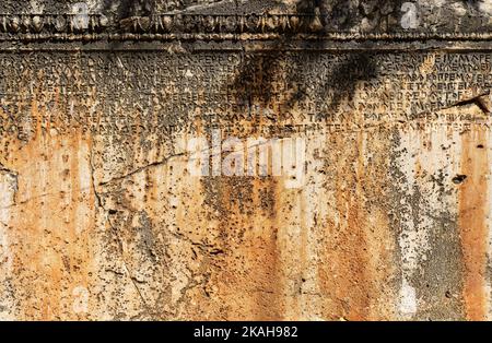 Antico testo greco antico e iscrizioni sulla parete di pietra del tempio. Cultura greca antica, alfabeto e scrittura, concetto di storia. Foto di alta qualità Foto Stock