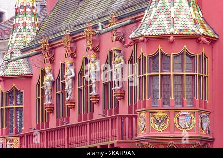 La Historical Merchants' Hall (Historisches Kaufhaus), un importante monumento gotico del 14th ° secolo in Piazza Minster a Friburgo, Germania. Foto Stock