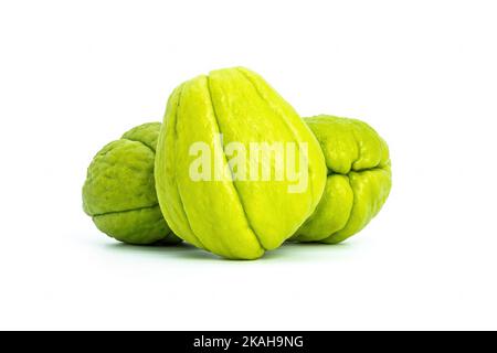 Chayote Sechium edulis fresco su sfondo bianco Foto Stock