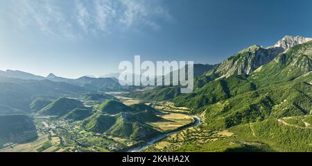 Vista panoramica aerea della valle del fiume Vjose in Albania. Il fiume cristallino e turchese si snoda attraverso i campi contro le montagne. Foto Stock