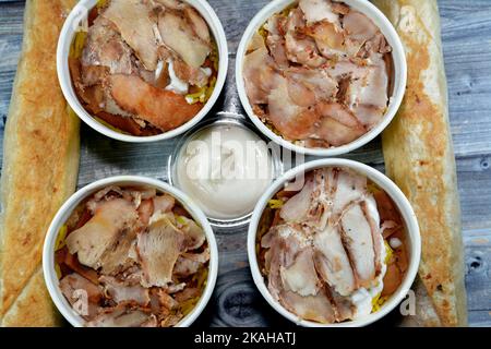 Pezzi di pollo shawarma e riso basmati giallo, pane siriano e salsa all'aglio, fattah Shawerma o fateh, sandwich di tortilla Shawarma wrap, frenc Foto Stock