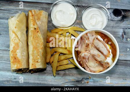 Pezzi di pollo shawarma e riso basmati giallo, pane siriano e salsa all'aglio, fattah Shawerma o fateh, sandwich di tortilla Shawarma wrap, frenc Foto Stock