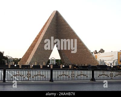 Il Cairo, Egitto, 21 2022 settembre: Il luogo commemorativo sconosciuto soldato ed ex presidente dell'Egitto Anwar al Sadat tomba, simbolo importante di commemorazione Foto Stock