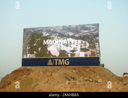 Cairo, Egitto, settembre 24 2022: Una grande pubblicità LCD TV LED su una collina di sabbia per TMG Talaat Moustafa Group, uno dei più grandi conglomerati in EG Foto Stock