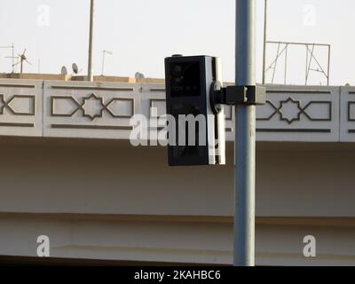 Un radar a infrarossi per il traffico, una telecamera Speed Trap pronta per monitorare i veicoli che superano il limite di velocità, un radar fotografico fisso per la velocità moderna e per il monitoraggio del dif Foto Stock