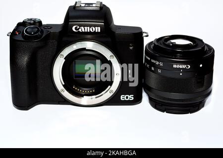 Cairo, Egitto, settembre 24 2022: Canon EOS M50 corpo, EF-M 15-45mm F3,5-6,3 IS STM obiettivo, 24,1 MP, 4K, fotocamera digitale mirrorless, nero, con diverso Foto Stock