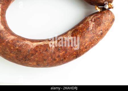 Sucuk kangal fatto in casa a base di varie miscele di spezie utilizzate nella cucina turca, isolato su sfondo bianco Foto Stock