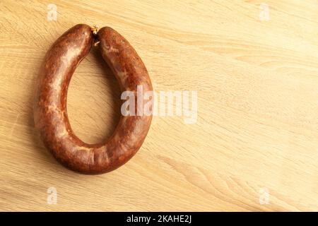 Sucuk kangal fatto in casa, composto da varie miscele di spezie utilizzate nella cucina turca, su tagliere di quercia Foto Stock