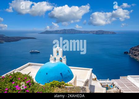 Rilassante e romantica vista con architettura bianca a Santorini Grecia, vista caldera sul mare blu e l'isola del vulcano. Paesaggio estivo per i viaggi Foto Stock