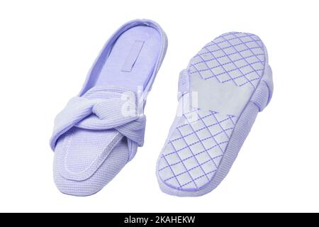 Pantofole isolate. Primo piano di un paio di femminile blu caldo e morbido accogliente spugna casa pantofole isolato su sfondo bianco. Scarpe da donna. Macro. Foto Stock