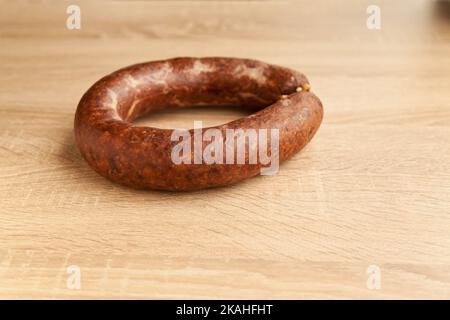 Sucuk kangal fatto in casa, composto da varie miscele di spezie utilizzate nella cucina turca, su tagliere di quercia Foto Stock