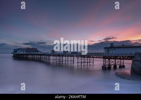 Alba al molo Cromer, Norfolk, Inghilterra Foto Stock