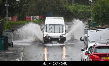 Brighton UK 3rd novembre 2022 - Un conducente di furgoni aratri attraverso l'acqua di alluvione in una strada a Mouldsecoomb , Brighton durante la pioggia pesante oggi. : Credit Simon Dack / Alamy Live News Foto Stock