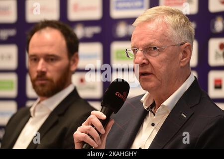 Praga, Repubblica Ceca. 03rd Nov 2022. Il capo allenatore Kari Jalonen, a destra, e il direttore generale Martin Havlat, a sinistra, partecipano alla conferenza stampa della direzione hockey ceca sulla Coppa Karjala e la prossima stagione della nazionale, il 3 novembre 2022, a Praga, Repubblica Ceca. Credit: Roman Vondrous/CTK Photo/Alamy Live News Foto Stock