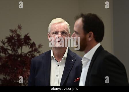 Praga, Repubblica Ceca. 03rd Nov 2022. Il capo allenatore Kari Jalonen, a sinistra, e il direttore generale Martin Havlat, a destra, partecipano alla conferenza stampa della direzione hockey ceca sulla Karjala Cup e la prossima stagione della nazionale, il 3 novembre 2022, a Praga, Repubblica Ceca. Credit: Roman Vondrous/CTK Photo/Alamy Live News Foto Stock