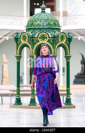 Il collezionista e ricercatore Bernat Klein Grainne Rice indossa uno dei pezzi vintage del designer durante la rassegna stampa della nuova mostra, Bernat Klein: Design in Colour, presso il National Museum of Scotland, Edimburgo, che celebra il lavoro del designer tessile nato in Serbia, descritto come una delle forze principali del 20th° secolo nel design modernista, nell'anno centenario della sua nascita. Data immagine: Giovedì 3 novembre 2022. Foto Stock