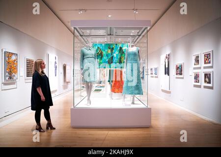 La curatrice Lisa Mason esamina alcuni dei classici in mostra durante la rassegna stampa della nuova mostra, Bernat Klein: Design in Colour, presso il National Museum of Scotland, Edimburgo, che celebra il lavoro del designer tessile nato in Serbia, descritto come una delle forze principali del 20th° secolo nel design modernista, nell'anno centenario della sua nascita. Data immagine: Giovedì 3 novembre 2022. Foto Stock