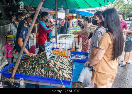 Pesce pescato Fesh in vendita presso un mercato del pesce di strada tailandese in Thailandia Foto Stock