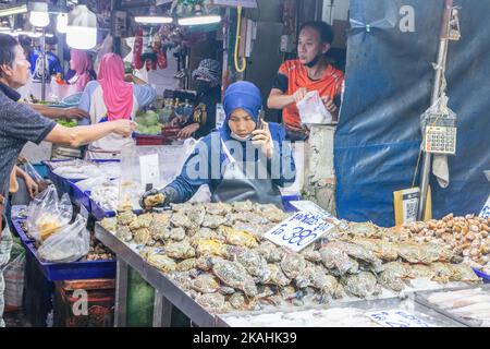 Pesce pescato Fesh in vendita presso un mercato del pesce di strada tailandese in Thailandia Foto Stock