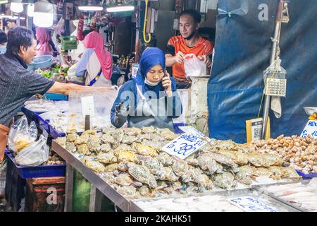 Pesce pescato Fesh in vendita presso un mercato del pesce di strada tailandese in Thailandia Foto Stock