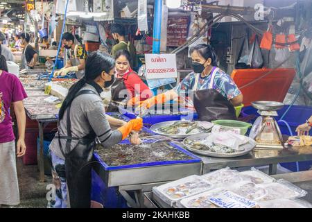 Pesce pescato Fesh in vendita presso un mercato del pesce di strada tailandese in Thailandia Foto Stock