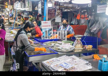 Pesce pescato Fesh in vendita presso un mercato del pesce di strada tailandese in Thailandia Foto Stock