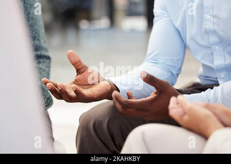 Uomini d'affari, mani e consigli per riunioni, consigli o discussioni sullo stile di vita in ufficio. Mano del dipendente che spiega la situazione lavorativa in Foto Stock