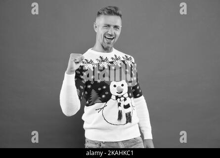 felice anno nuovo. buon natale. allegro uomo non rasato in divertente maglione a maglia. uomo celebrare festa di natale. inverno vacanze preparazioni. tempo per Foto Stock