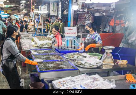 Pesce pescato Fesh in vendita presso un mercato del pesce di strada tailandese in Thailandia Foto Stock