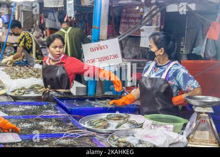 Pesce pescato Fesh in vendita presso un mercato del pesce di strada tailandese in Thailandia Foto Stock