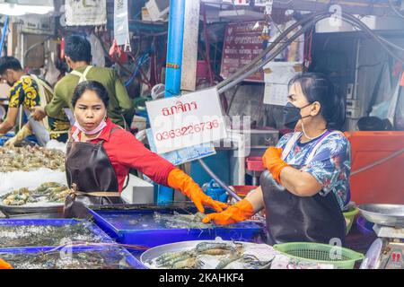 Pesce pescato Fesh in vendita presso un mercato del pesce di strada tailandese in Thailandia Foto Stock