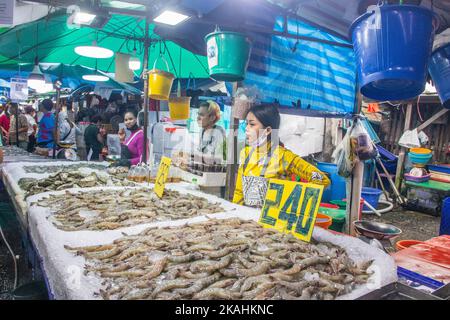 Pesce pescato Fesh in vendita presso un mercato del pesce di strada tailandese in Thailandia Foto Stock