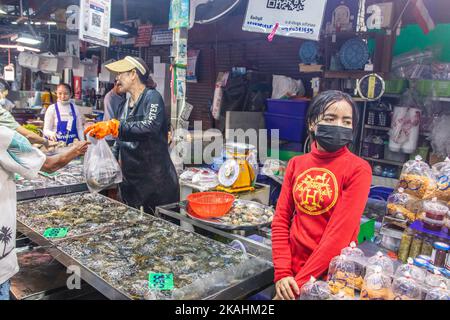 Pesce pescato Fesh in vendita presso un mercato del pesce di strada tailandese in Thailandia Foto Stock