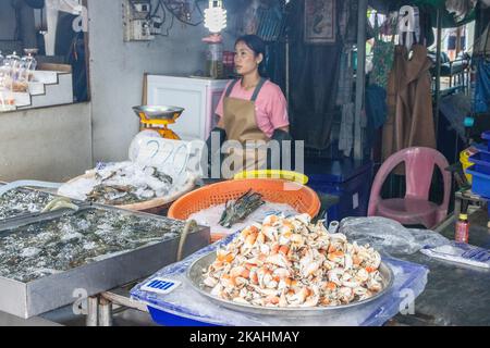 Pesce pescato Fesh in vendita presso un mercato del pesce di strada tailandese in Thailandia Foto Stock